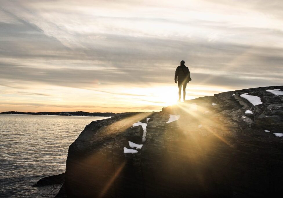 backlit-beach-cliff-952428